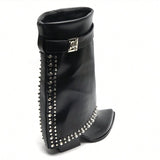 Trindade | Botas western de tacón bajo con correa decorativa y tachuelas metálicas de fantasía