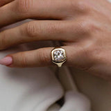 Anillo Elara de moissanita talla cojín